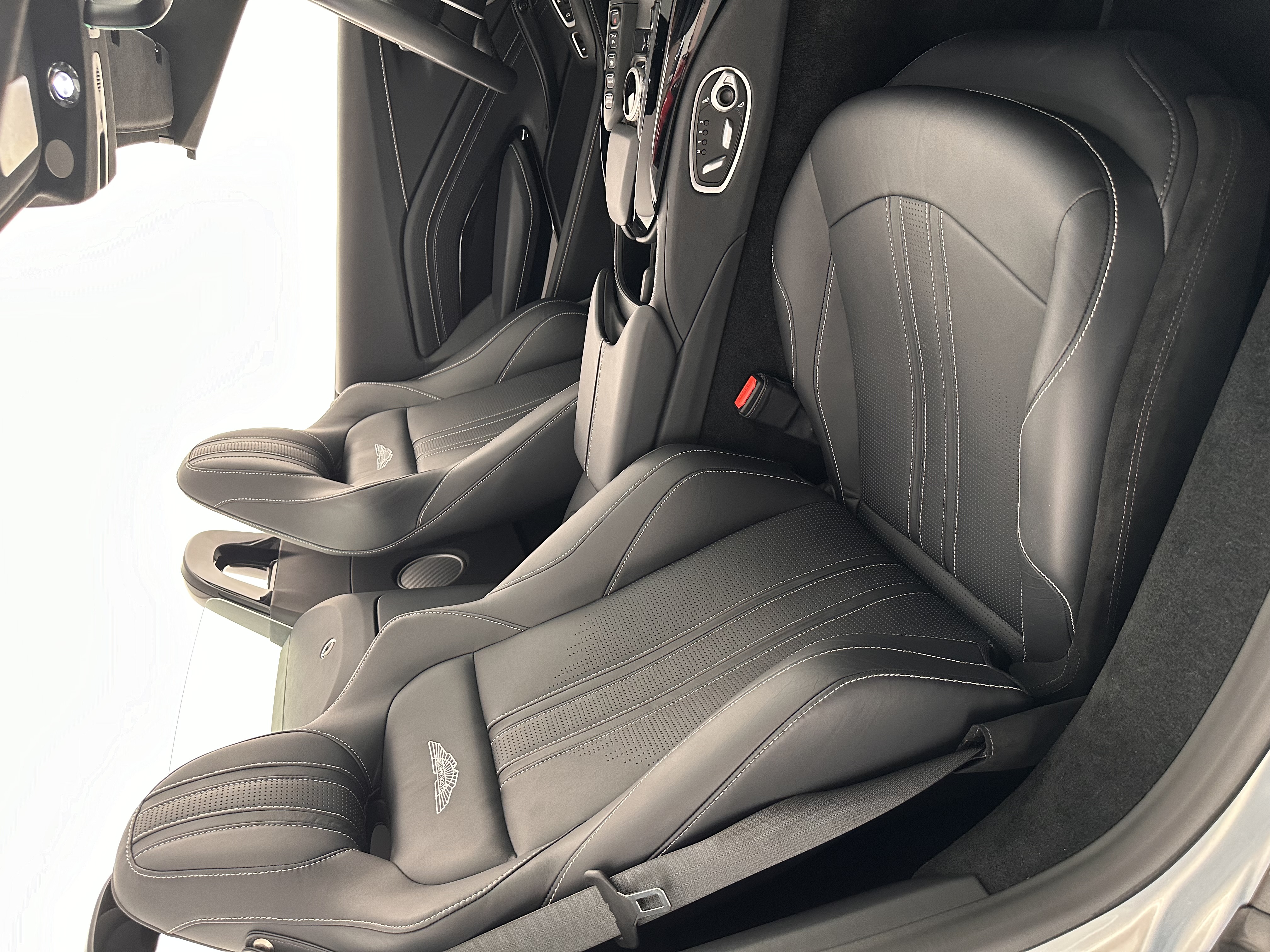 Aston Martin Vantage V8 Spider 2024, 2024: photo 7 from another angle