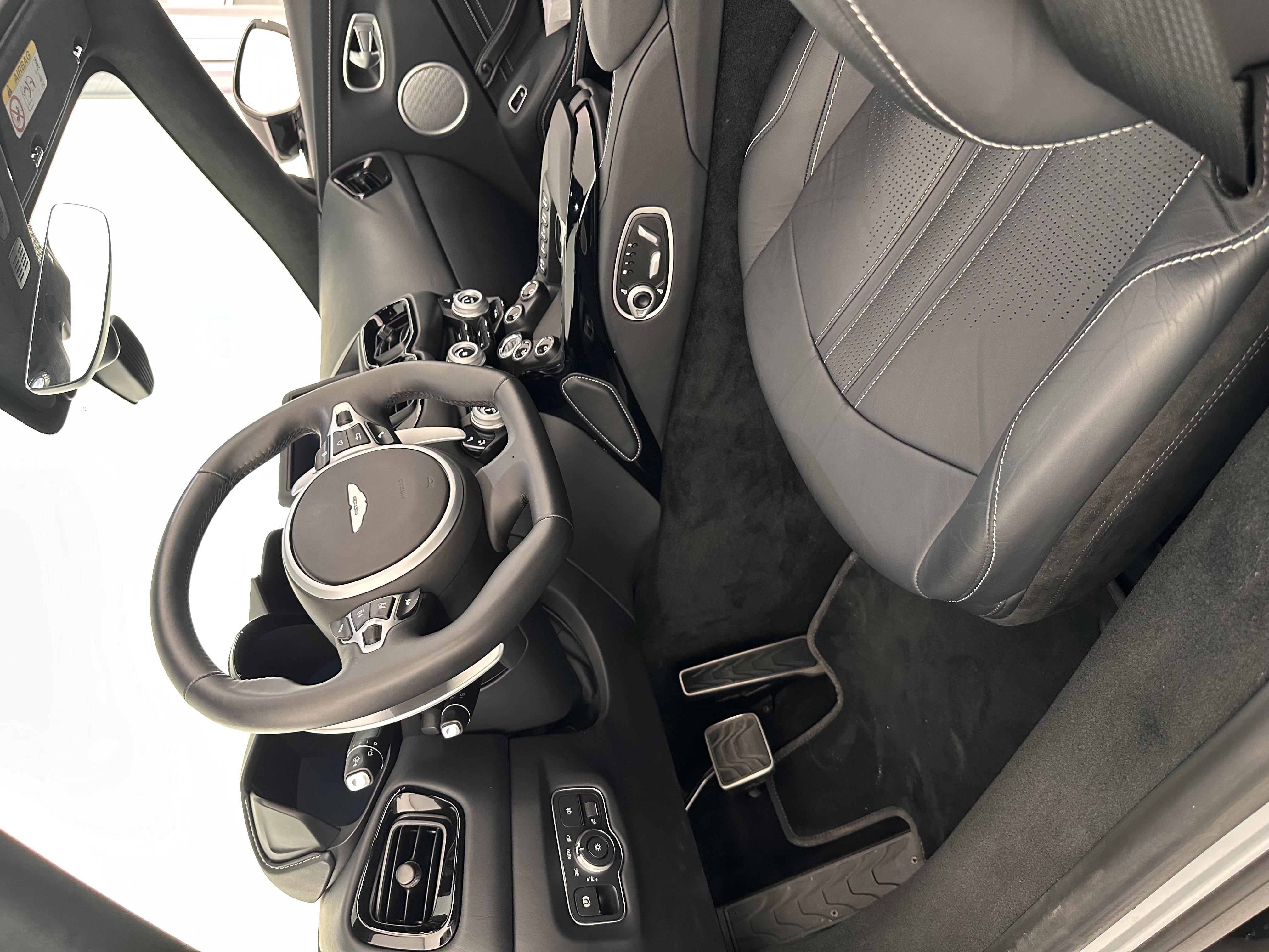 Aston Martin Vantage V8 Spider 2024, 2024: photo 9 from another angle