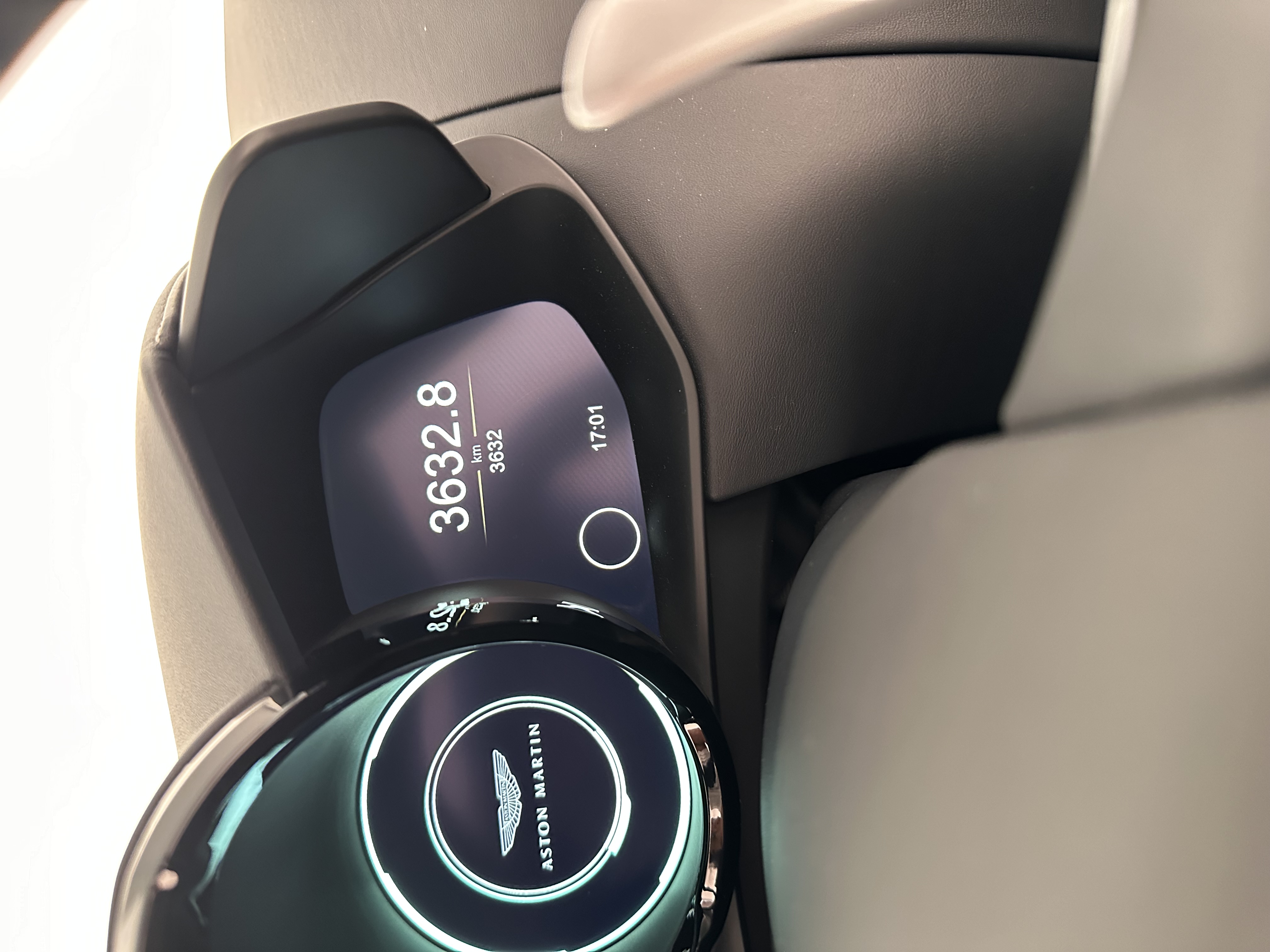 Aston Martin Vantage V8 Spider 2024, 2024: photo 10 from another angle