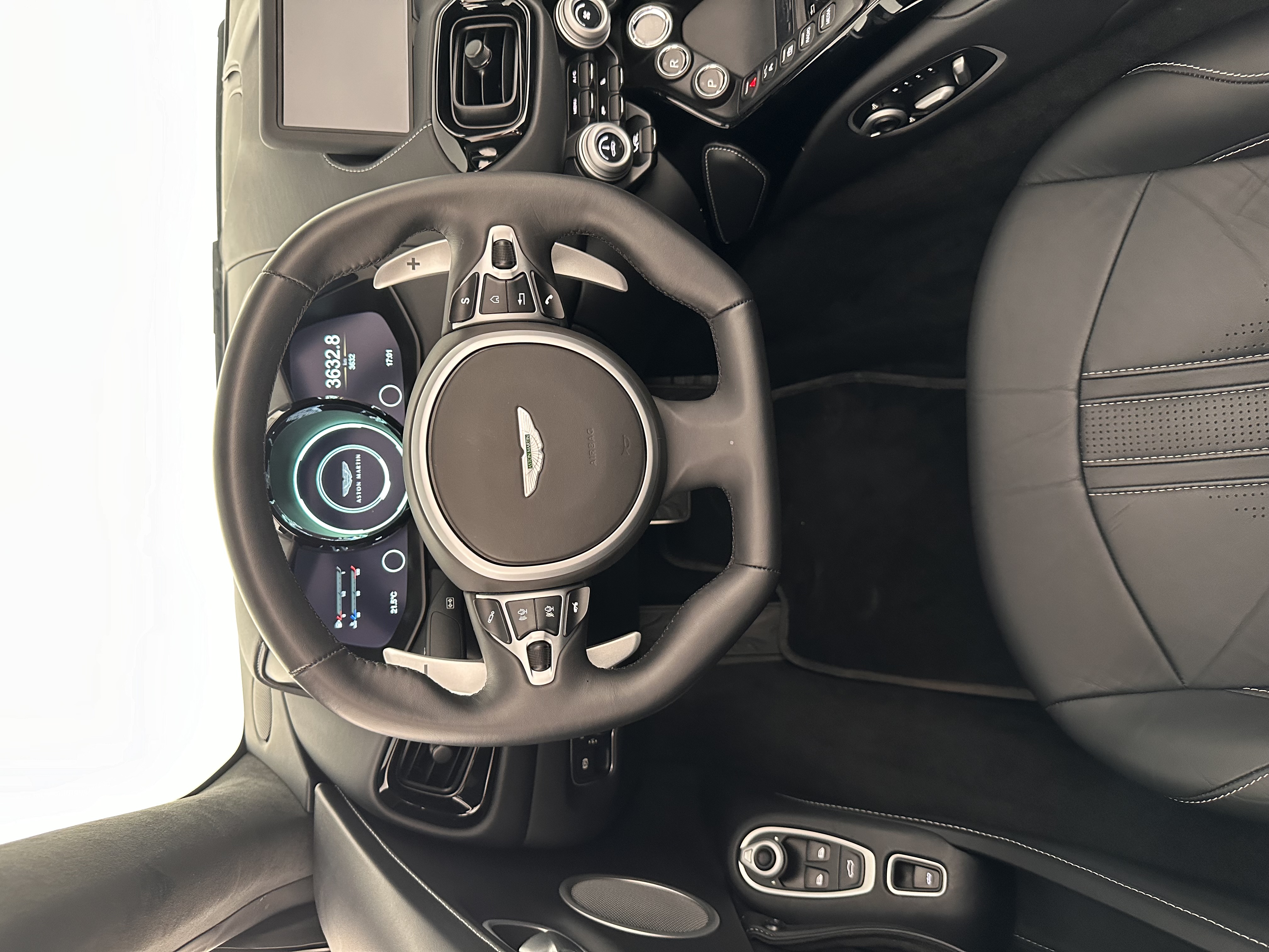 Aston Martin Vantage V8 Spider 2024, 2024: photo 11 from another angle
