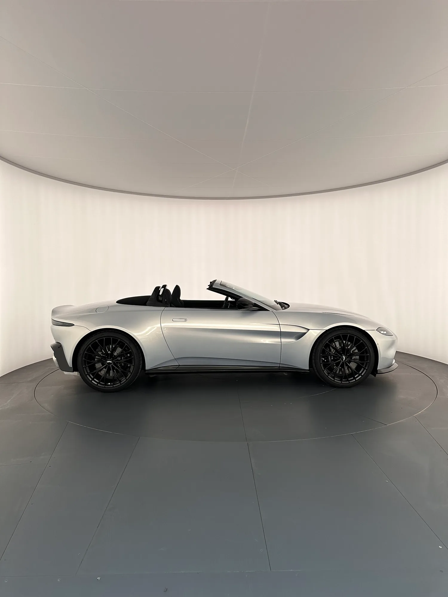 Aston Martin Vantage V8 Spider 2024, 2024: photo 3 from another angle