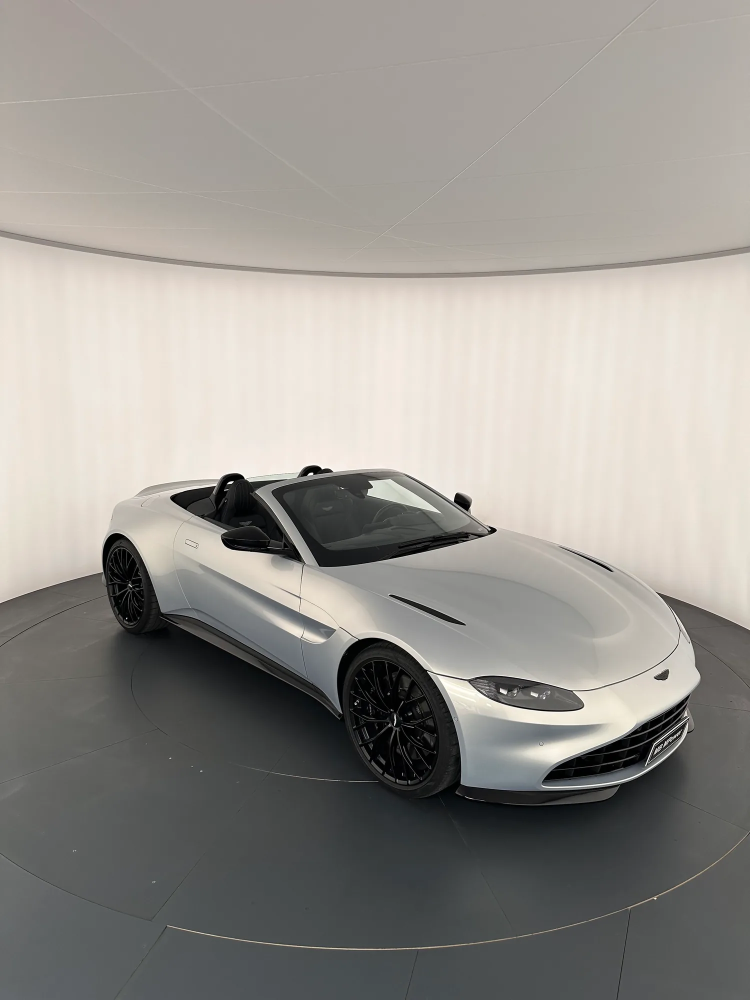 Aston Martin Vantage V8 Spider 2024, 2024: photo 4 from another angle