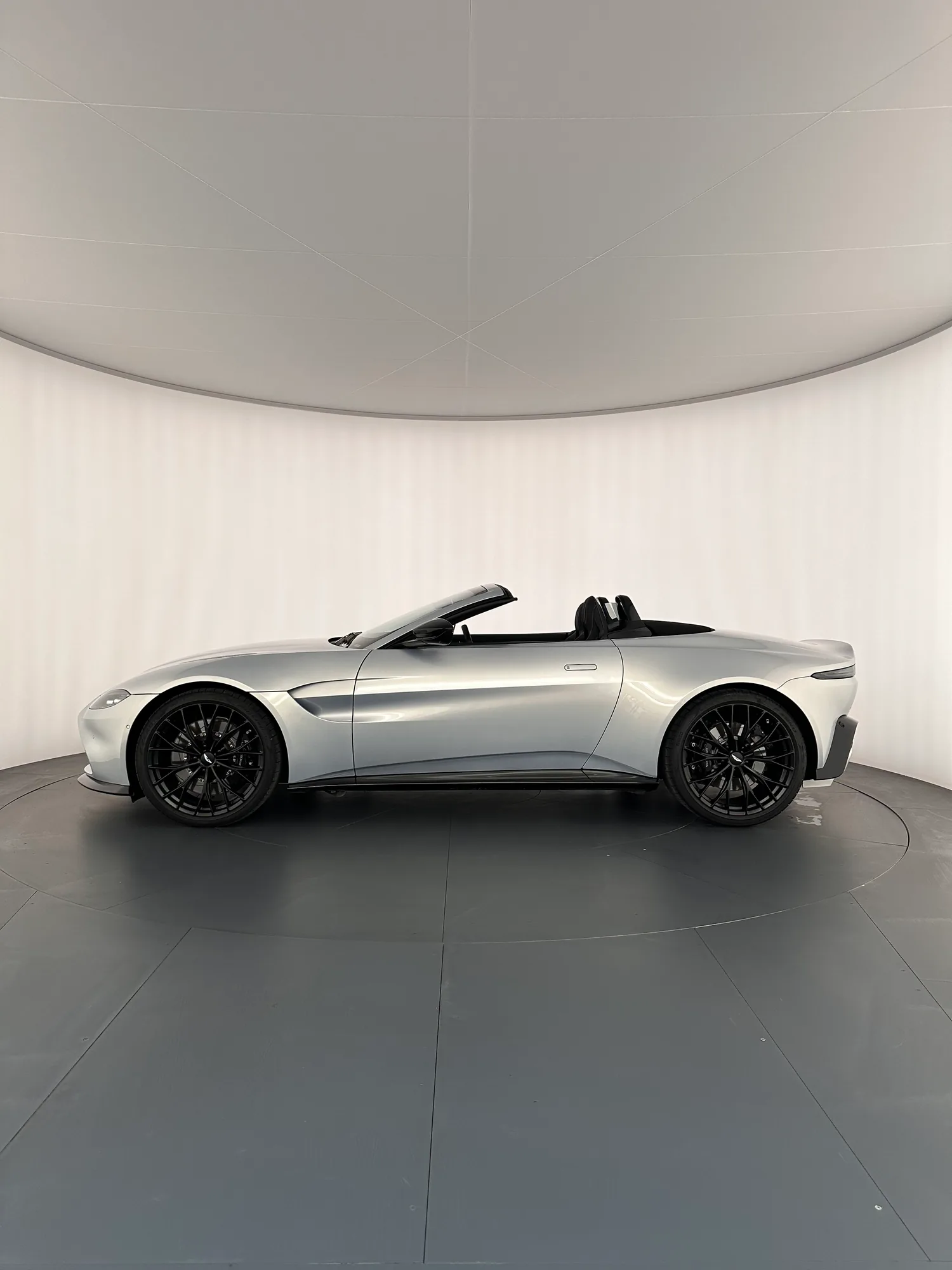 Aston Martin Vantage V8 Spider 2024, 2024: main vehicle photo