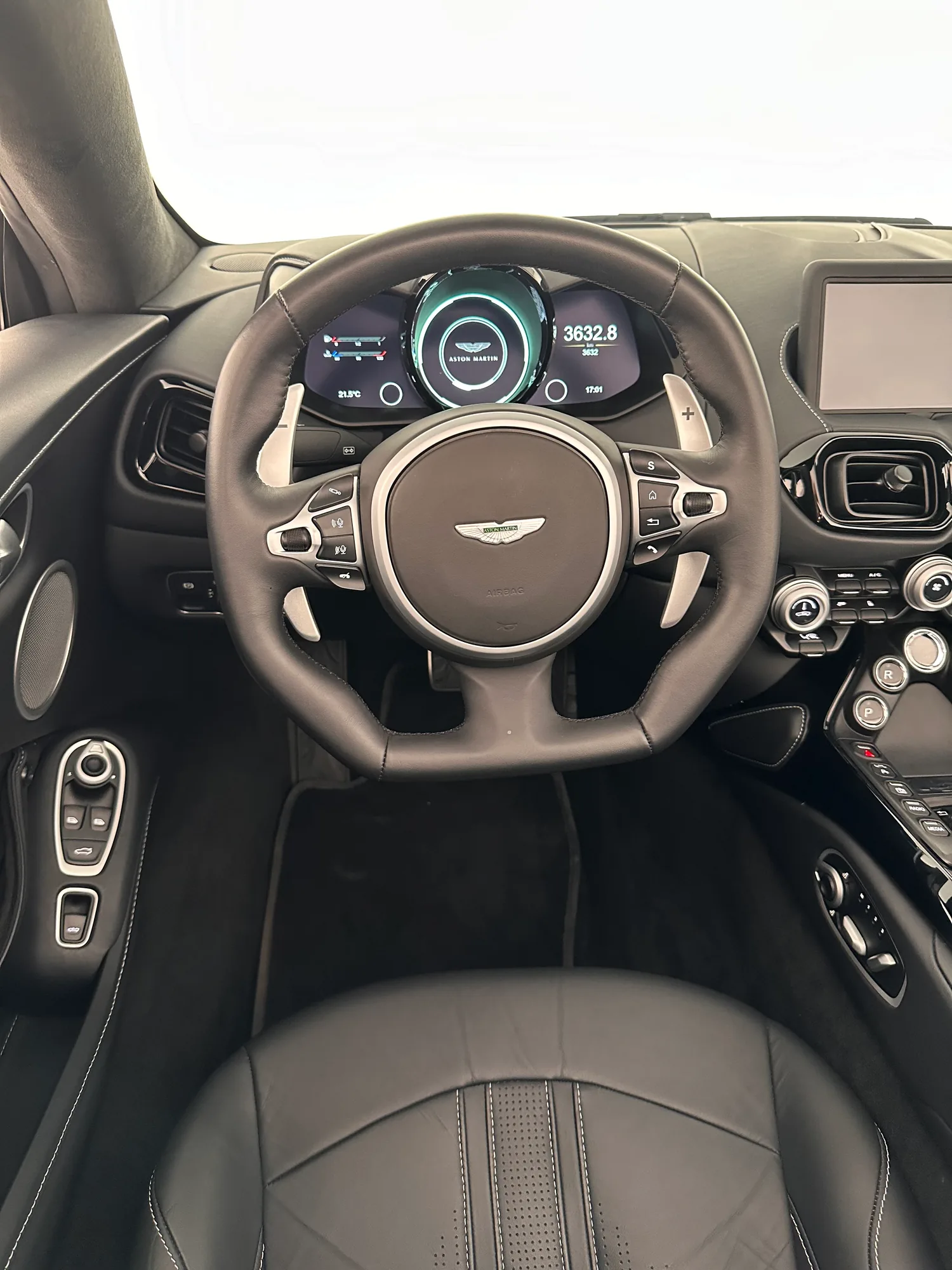 Aston Martin Vantage V8 Spider 2024, 2024: photo 11 from another angle