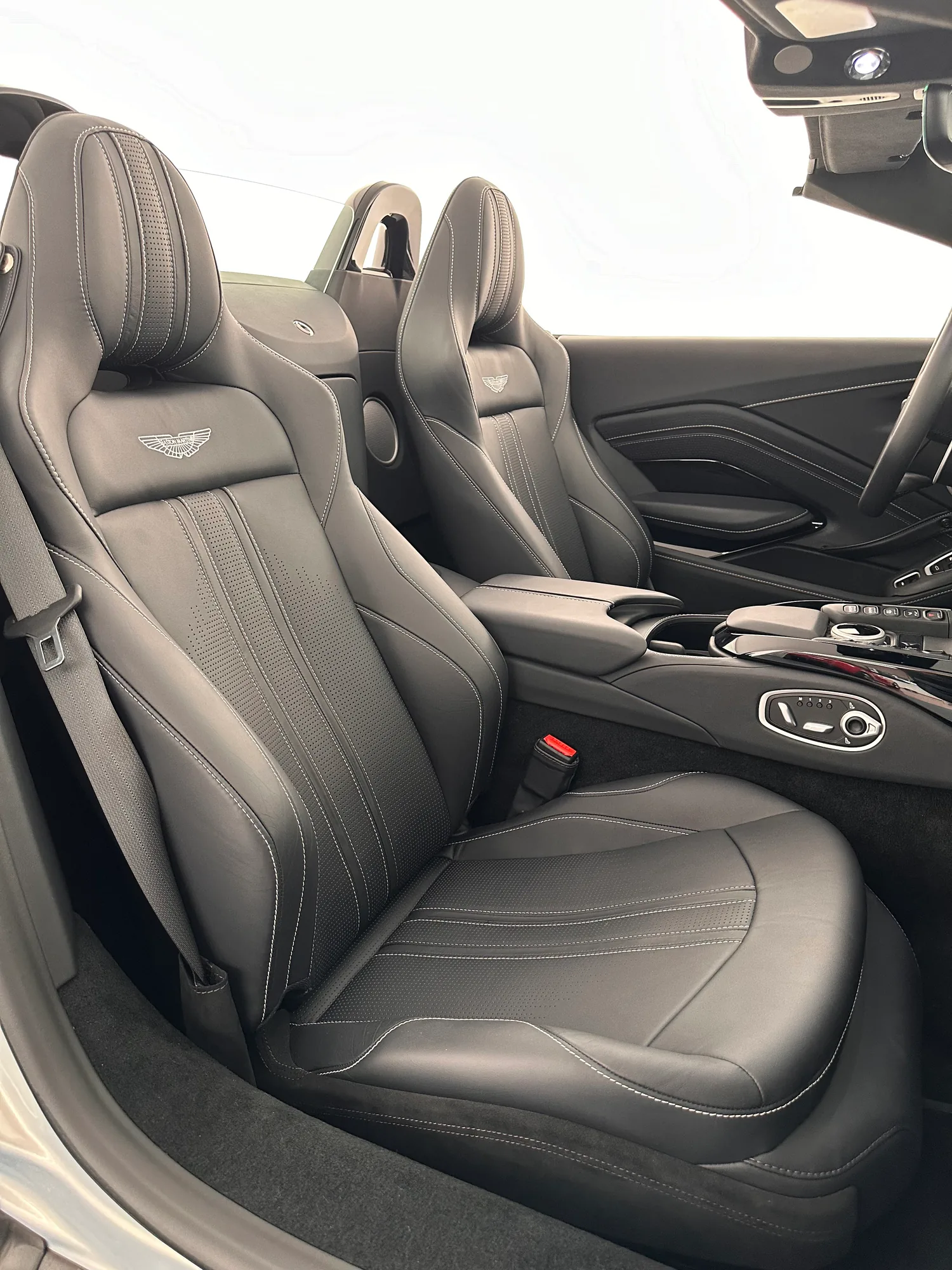 Aston Martin Vantage V8 Spider 2024, 2024: photo 7 from another angle