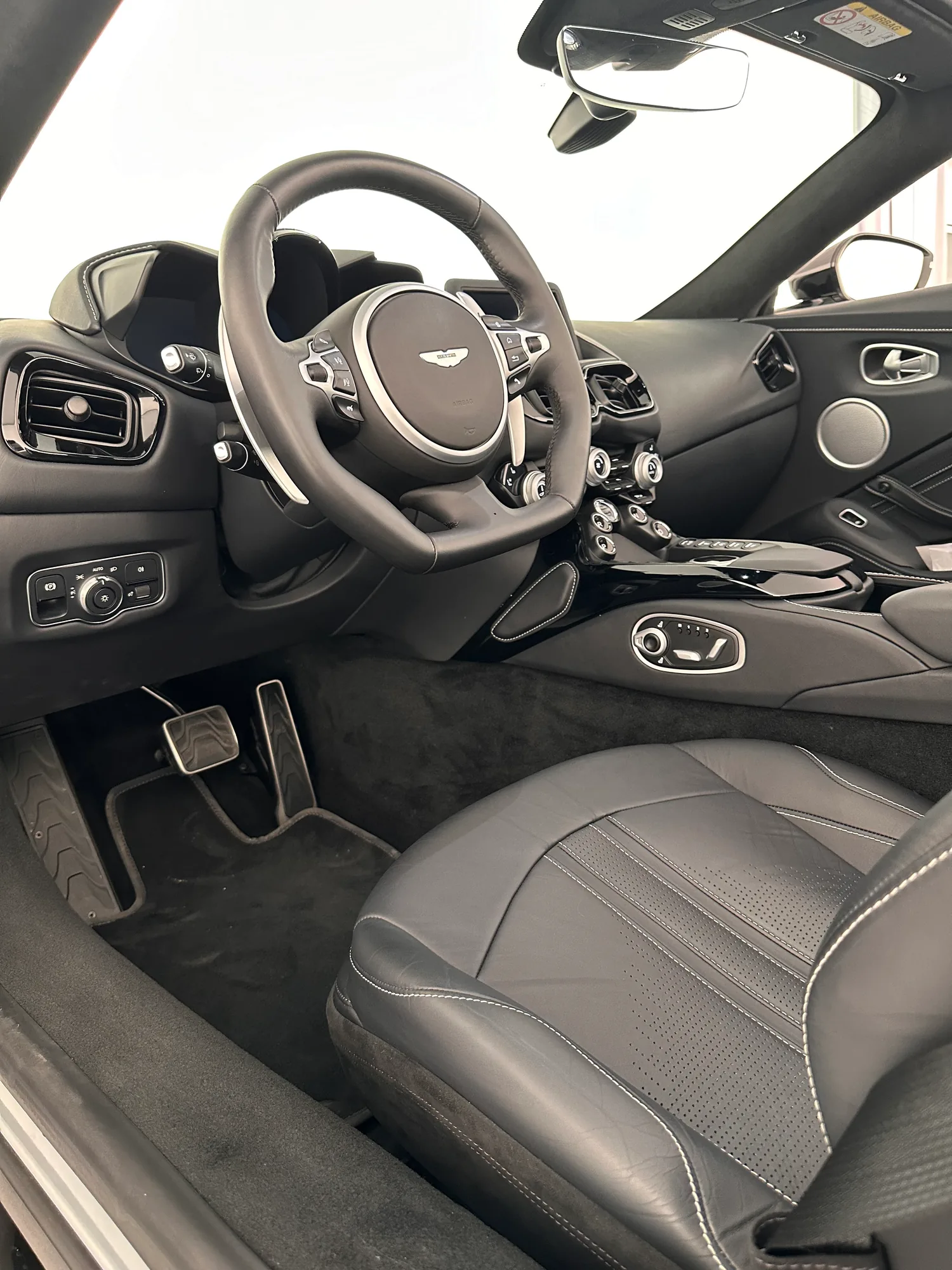 Aston Martin Vantage V8 Spider 2024, 2024: photo 9 from another angle