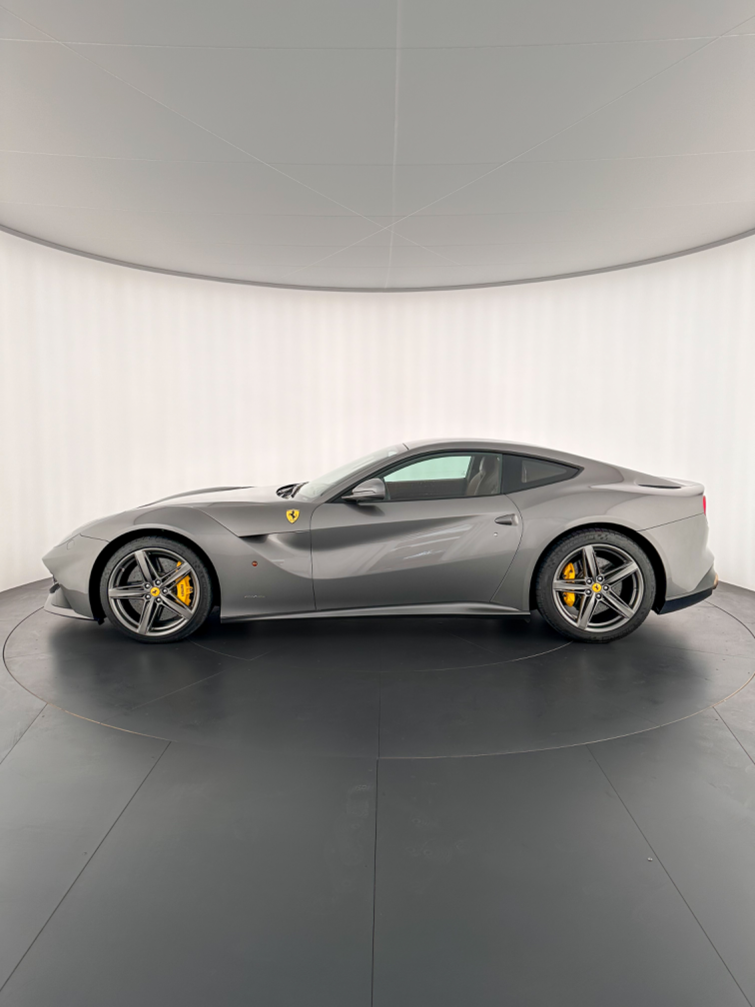 Ferrari F12, 2013: photo 3 from another angle